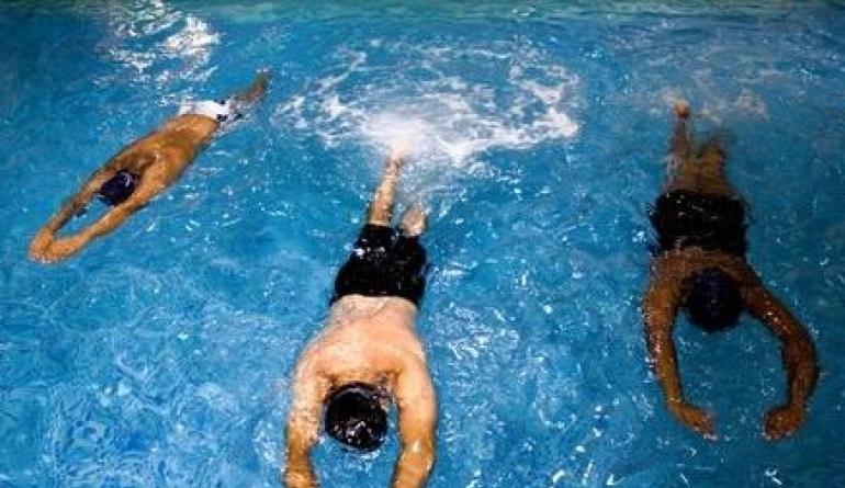 Как научиться плавать взрослому человеку: советы